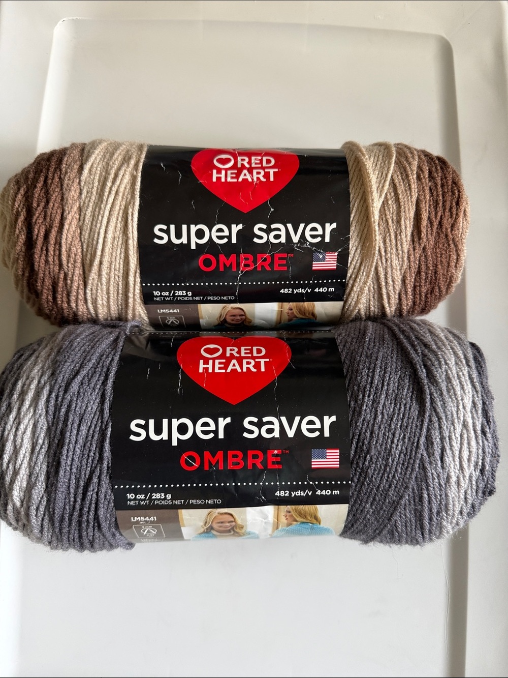 Red Heart super saver Ombré 
Size 10 oz ea
Color: anthracite & cocoa